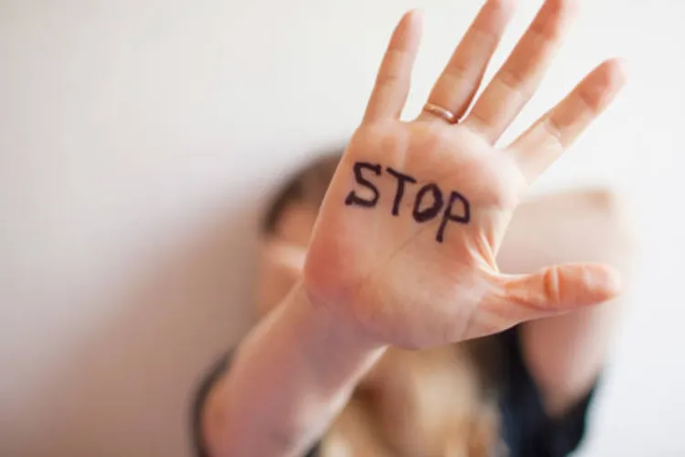 Clujul spune „NU violenței împotriva femeilor”: Sediul Consiliului Județean va fi iluminat în portocaliu. „Tragem un nou semnal de alarmă”