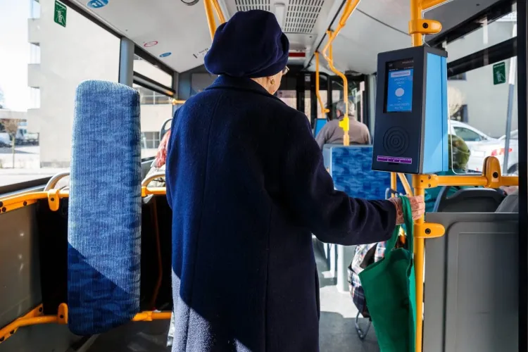 De mâine, pensionarii și veteranii din Cluj pot ridica abonamentele gratuite pentru 2026: iată cine este eligibil și ce acte trebuie să aibă!