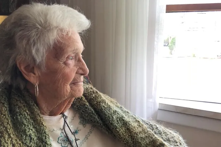 România și-a uitat bunicii. În marile orașe din România, trei din cinci vârstnici își trăiesc viața în singurătate. Ce este de făcut?