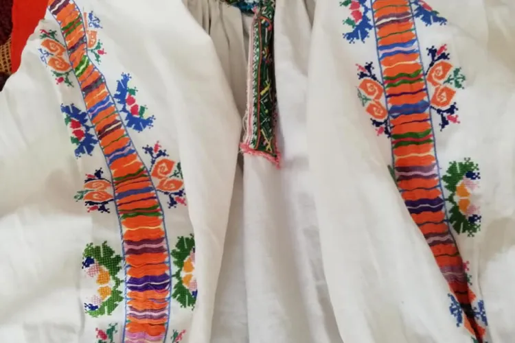 Tradiția face spectacol la Cluj: Detalii neștiute din costumul popular arieșean, dezvăluite la un atelier unic