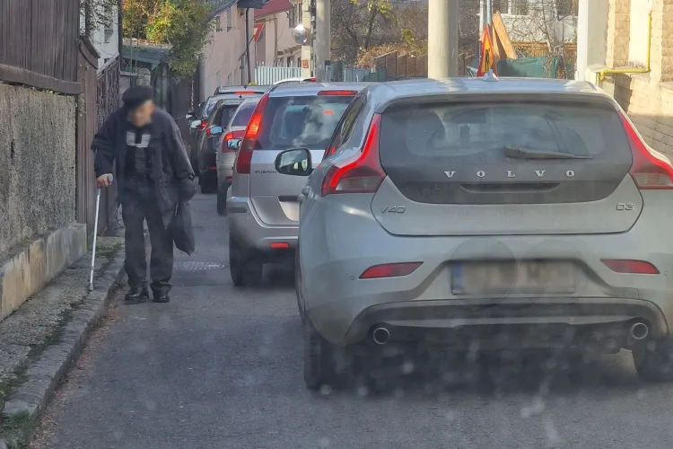 Imaginea momentului în Cluj-Napoca! Clujenii, obligați să circule printre mașini: „Bătrânii nu au pe unde să umble în siguranță”