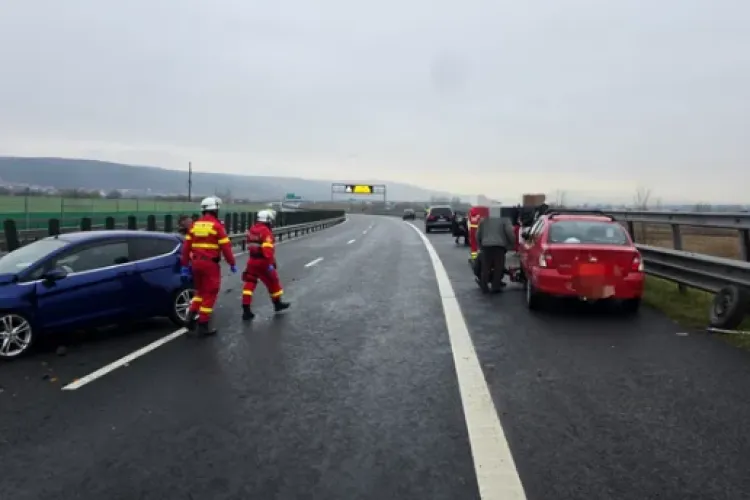 Cinci mașini au fost implicate într-un accident pe autostradă, iar o persoană a rămas încarcerată. Pompierii au intervenit de urgență 