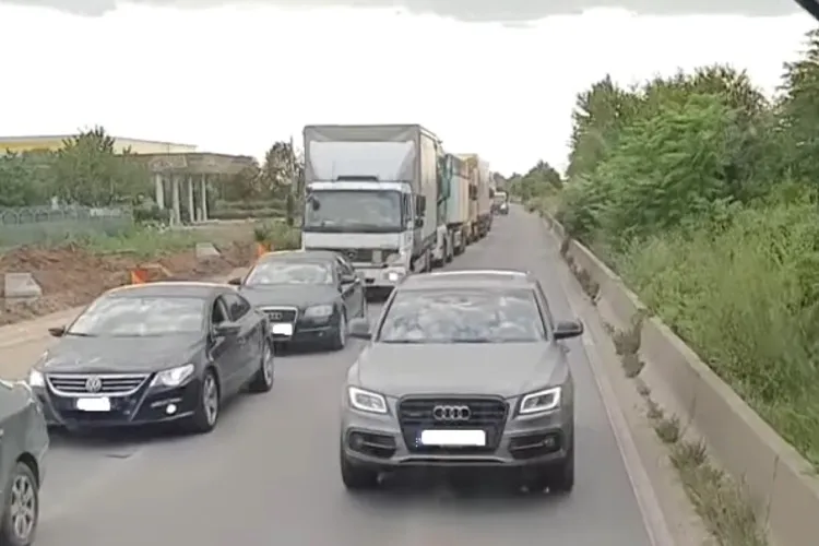 Cum a încercat șoferul unui Audi Q7 să scape de suspendarea permisului după depășire pe linie continuă: „Să-mi arate filmarea”/„L-am filmat cu bodycam”