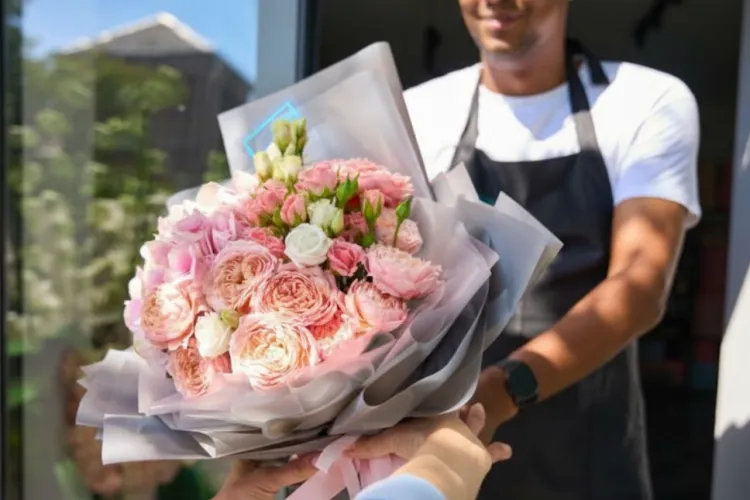 Noua modă la Cluj: Clujenii plecați din țară au descoperit metoda perfectă să fie alături de cei dragi la aniversări: Trimit flori din...străinătate!