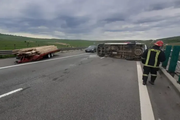 Accident în Cluj! Un microbuz s-a răsturnat pe carosabil. Pompierii au intervenit de urgență 