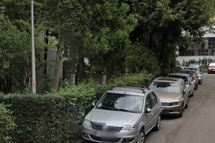 Alee blocată zilnic de mașini într-un cartier din Cluj! Locatarii cer stâlpișori după ce accesul spre parcări a devenit aproape imposibil