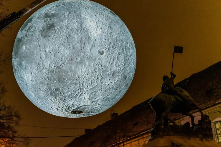 Museum of the Moon revine în forță: Instalația care a cucerit lumea aduce din nou magia în Cluj-Napoca. Unde și când pot clujenii să o admire