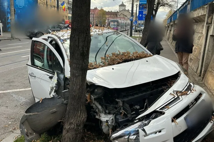 Accident pe o stradă intens circulată din Cluj-Napoca: Două mașini s-au ciocnit puternic, iar un bărbat a fost dus la spital