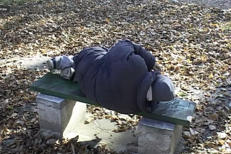 Panica părinților din Cluj! Persoane în stare de ebrietate lângă un parc din Cluj: „Nu mai e sigur pentru cei mici!”