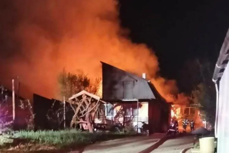 Incendiu violent la o casă din Cluj! Acoperiș și bucătărie distruse, un bărbat este verificat de SMURD