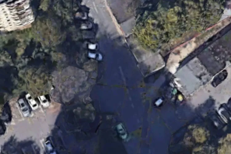 Haos total la orele de ieșire de la școală! Mașini parcate ilegal blochează trotuarele la o școală din Cluj: O fetiță, la un pas să fie accidentată