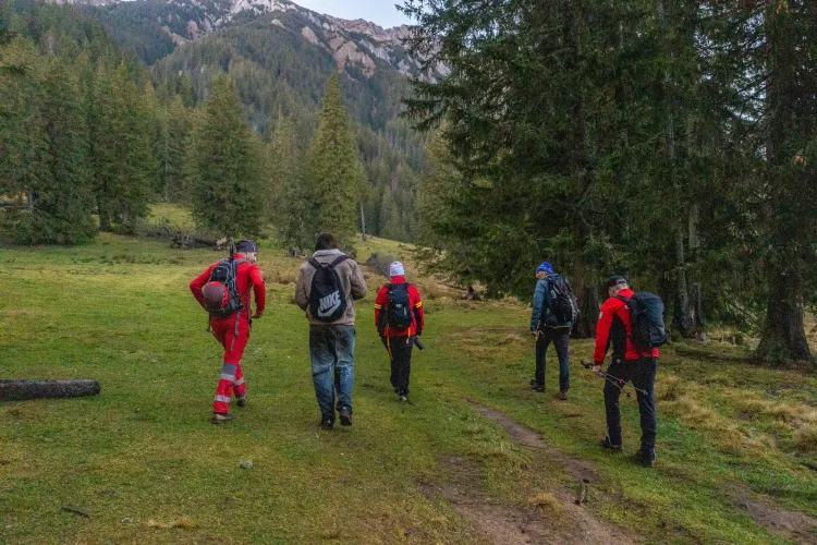 Alertă la munte! Un tânăr de 18 ani îmbrăcat „de oraș”, s-a rătăcit în pădure. Cum a fost găsit de salvatori FOTO