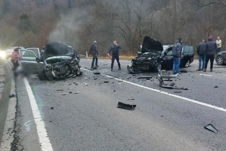 Accident grav! Două mașini s-au făcut praf, iar traficul este blocat! Echipajele de salvare intervin de urgență 