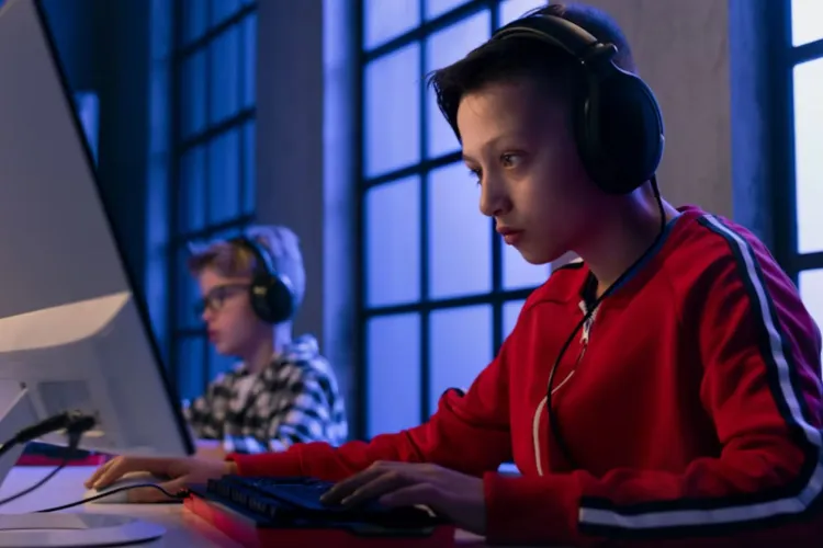 Atenție, părinți! Copiii voștri sunt în pericol: grupările de crimă organizată îi racolează prin intermediul jocurilor video. Unii au fost puși să ucidă 