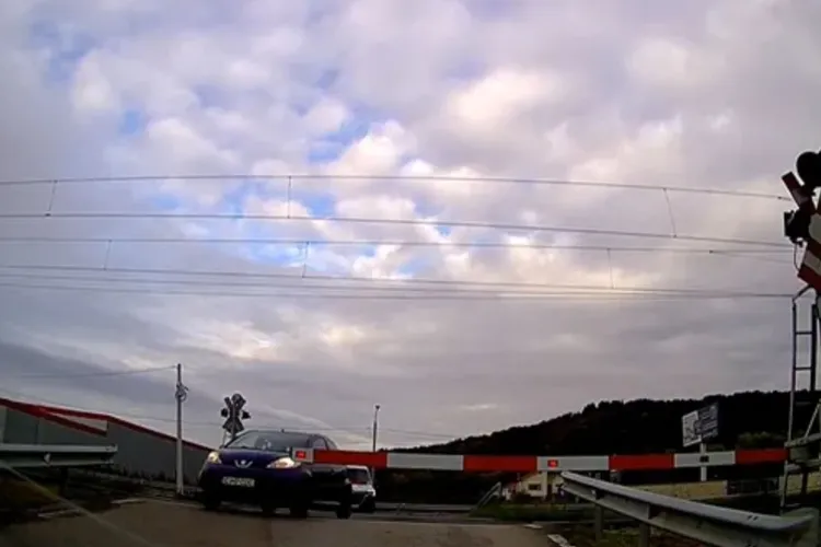 A fost identificat șoferul clujean inconștient care a trecut calea ferată cu barierele coborâte. A primit o amendă record