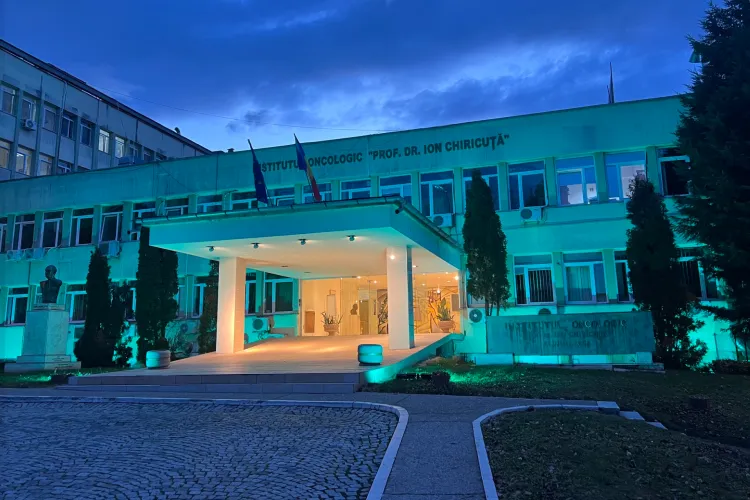Institutul Oncologic din Cluj, iluminat simbolic în această seară pentru a marca Ziua Globală de Eliminare a Cancerului de Col Uterin