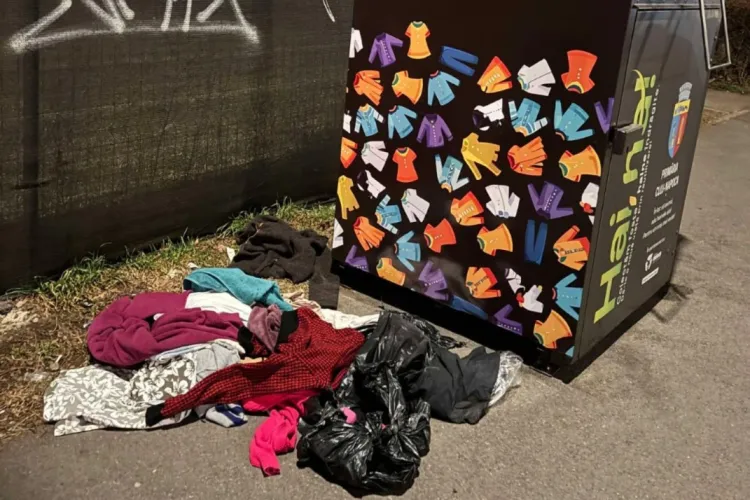 Oamenii s-au pus iar pe vandalizat containerele pentru haine din Cluj: Plase rupte, haine împrăștiate pe drum și parc folosit ca depozit improvizat