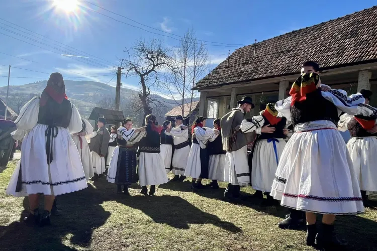 Tradiția este vie în Cluj: Un sat a devenit centrul șezătorilor vechi într-un proiect care aduce obiceiurile rurale aproape de generațiile tinere