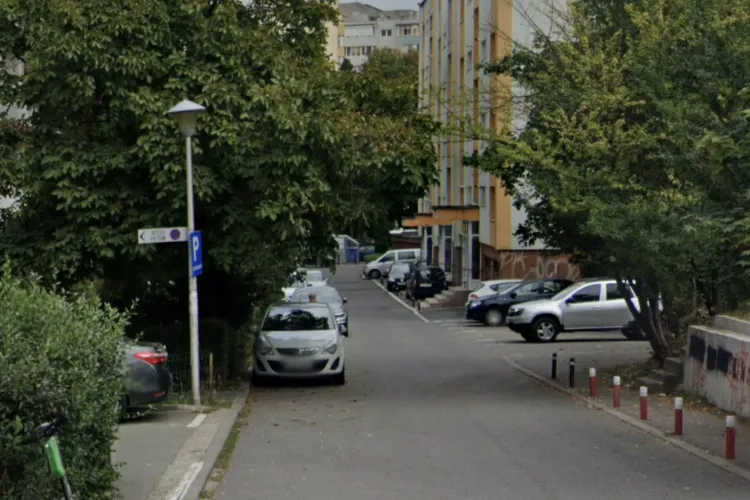 Clujenii de pe o stradă din Cluj, blocați zilnic în parcare! Mașinile urcate pe trotuar le taie ieșirea: „Puneți stâlpișori, nu mai putem!”