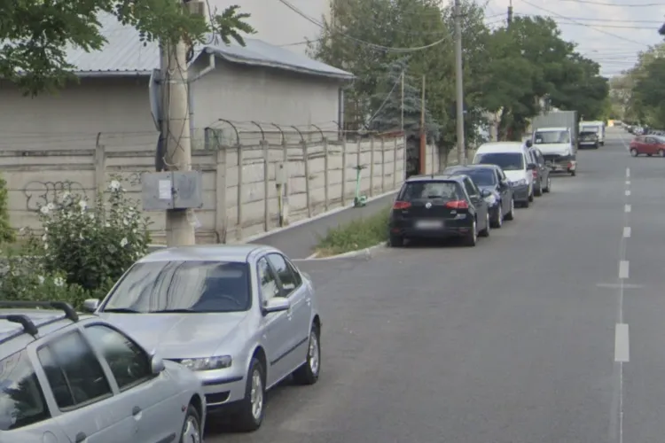 Șoferii din Cluj trag semnalul de alarmă: Intersecții oarbe pe o stradă din oraș, mașini parcate peste tot și risc uriaș de accident la fiecare trecere