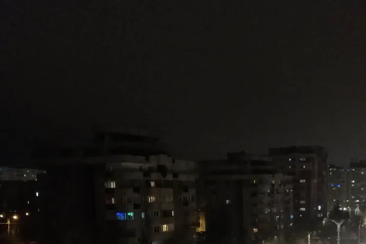 Întuneric total pe Calea Florești azi-noapte! Șoferii au condus aproape orbi, iar pietonii s-au strecurat printre mașini, pe ceață densă