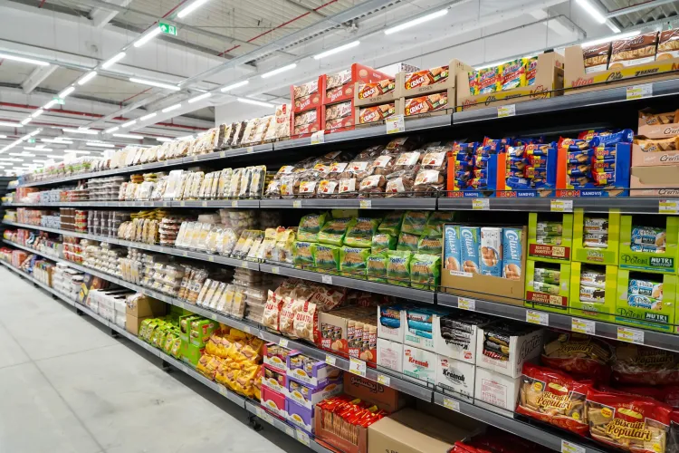Mărcile proprii explodează în magazine! Consiliul Concurenței avertizează: Retaileri tot mai puternici, producători tot mai presați