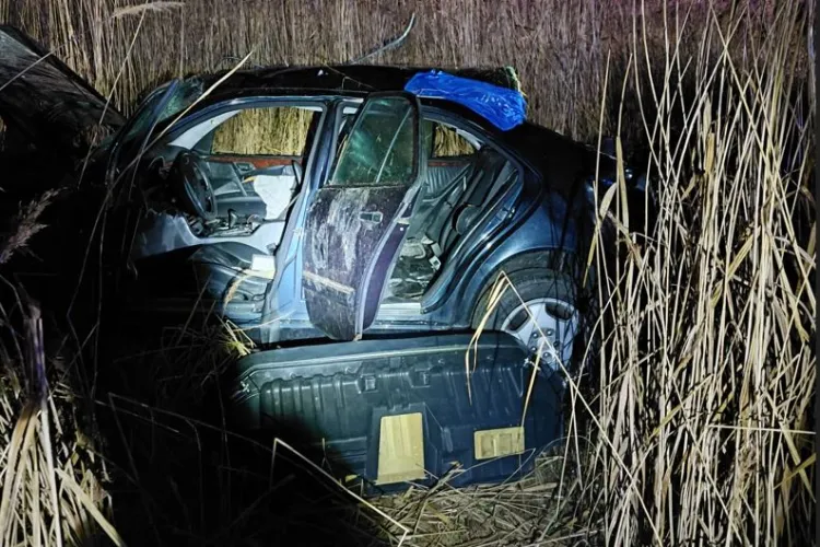 Accident grav în Cluj, lângă Huedin. Doi băieți transportați de urgență la spital, după ce mașina lor a plonjat în stufăriș FOTO