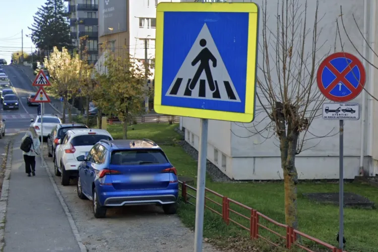 Clujenii, revoltați: Spațiul verde făcut praf de mașini parcate ilegal! Noroi pe carosabil și indicator ignorat total