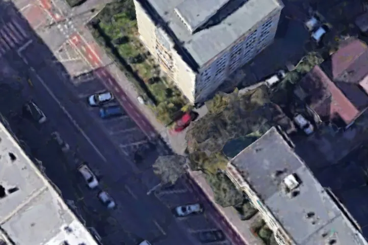 O stradă din Cluj-Napoca a devenit un pericol pentru pietoni: Pietonii sunt nevoiți să meargă pe șosea, printre șoferi frustrați și vitezomani