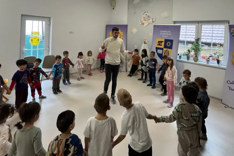 Zeci de copii din Cluj au descoperit magia satului românesc: Dansuri populare, port tradițional și meșteșuguri vechi de Lăsatul Secului