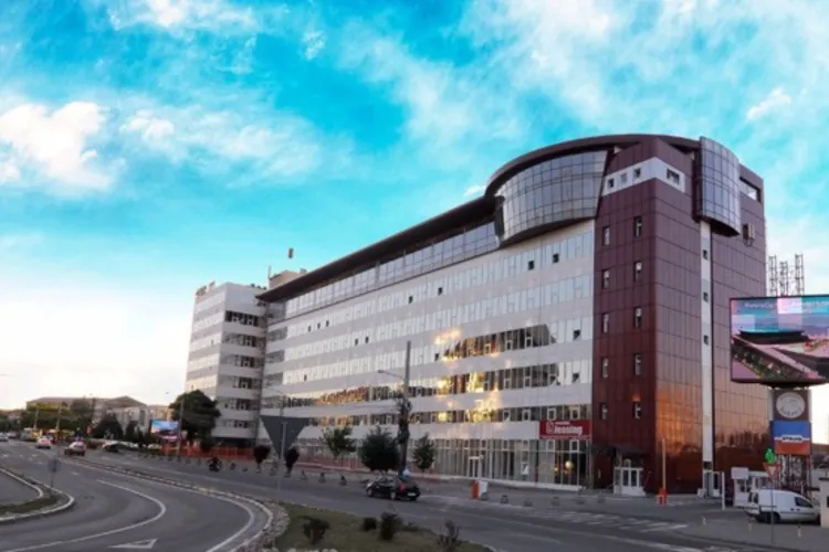 O zonă circulată din Cluj-Napoca a devenit un coșmar pentru pietoni: Gropi uriașe sau trotuare neterminate și înguste. „Pietonii își rup picioarele!”