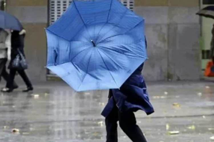 Meteorologii au anunțat COD GALBEN de vânt puternic la Cluj! Rafalele pot depăși 100 km/h