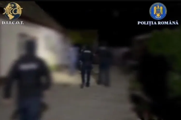 VIDEO. Caz extrem de grav descoperit de DIICOT Cluj: Mascații au descins în toiul nopții și l-au ridicat din pat pentru pornografie infantilă
