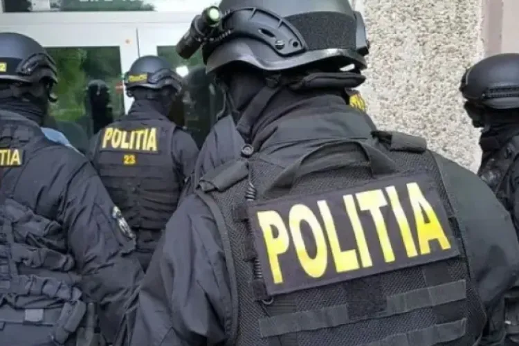 Percheziții de amploare la persoane bănuite că ar fi procurat şi distribuit online materiale interzise cu un minor de 15 ani