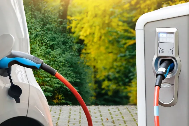 Cresc taxele pentru șoferi: impozitele pe hibride explodează, iar mașinile electrice nu mai sunt scutite. Ce se schimbă din 2026