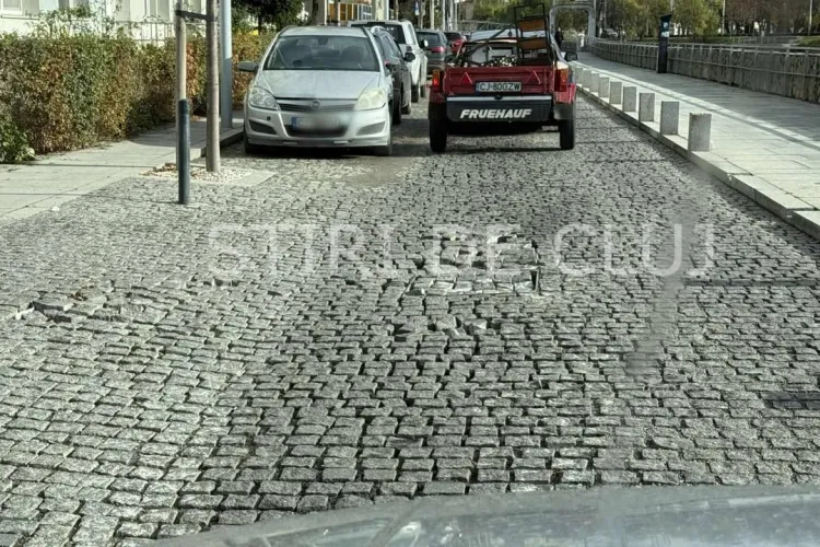 O stradă din Cluj-Napoca a devenit un pericol public pentru șoferi. Pavajul este într-o stare critică: „Pot provoca distrugeri serioase” 