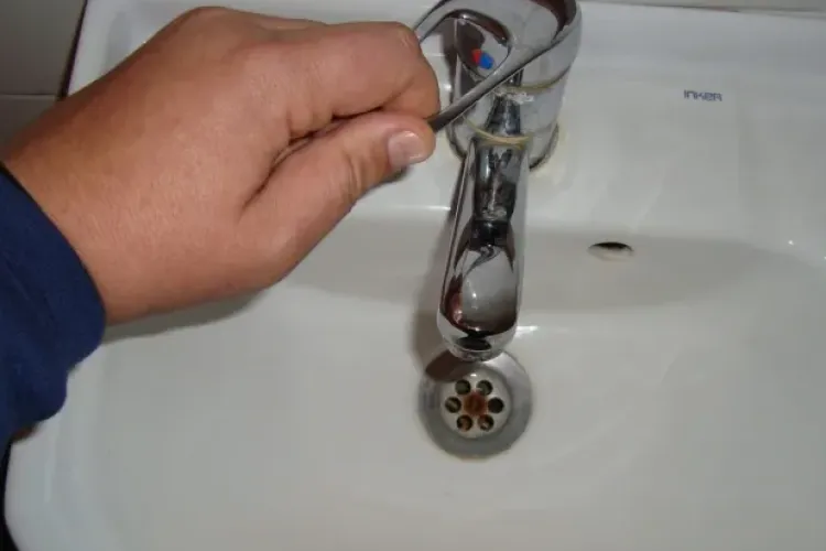 Zeci de străzi din Cluj-Napoca, fără apă din cauza unor avarii majore la rețea pentru mai multe ore. Clujenii, rugați să-și facă provizii de apă 