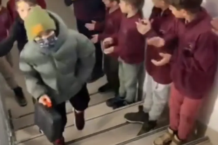 VIDEO. Moment sfâșietor într-o școală din Cluj: Cezar, un copil-erou ce luptă cu cancerul a revenit la școală. Colegii l-au primit ca pe un campion!