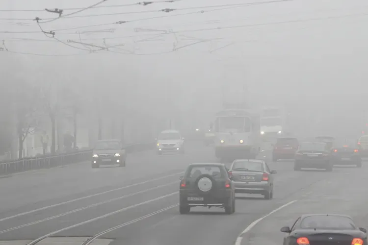 ALERTĂ METEO! Ceață densă în Cluj: Vizibilitate sub 50 m în mai multe zone. Șoferii sunt sfătuiți să circule cu mare prudență!