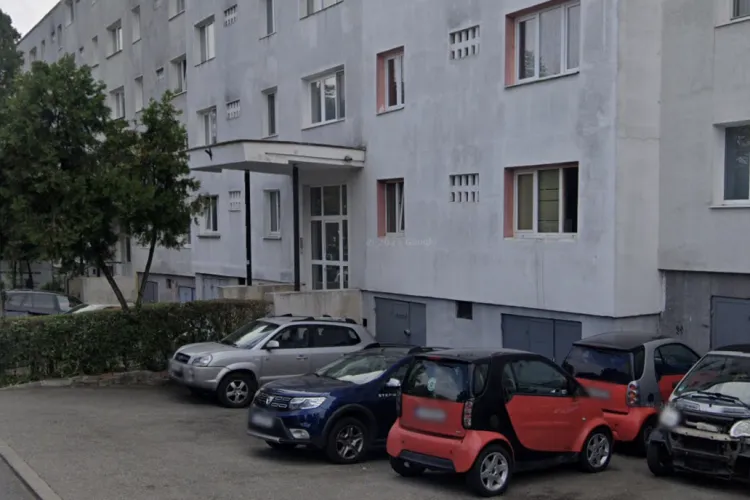 Locatarii revoltați: „Nu putem ieși din parcare!” Cer Primăriei stâlpișori pentru a rezolva haosul