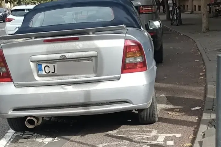Pericol pe pista de biciclete și pe trotuar, pe o stradă din Cluj-Napoca, din cauza parcărilor ilegale: „Este iminent”