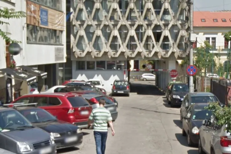 O stradă pietonală din Cluj a devenit pietonală doar în acte: Zilnic, mașinile fac slalom printre pietoni. „De ce se tolerează jungla din trafic?”