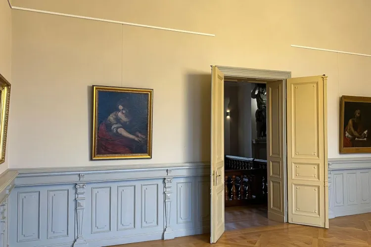 Castelul Bánffy din Răscruci se transformă într-o expoziție încărcată de sacralitate: Clujenii sunt invitați să vadă evoluția spiritualității în artă