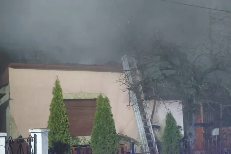 O casă din Cluj a fost cuprinsă de flăcări! Pompierii s-au luptat cu flăcările, iar două persoane au reușit să se autoevacueze