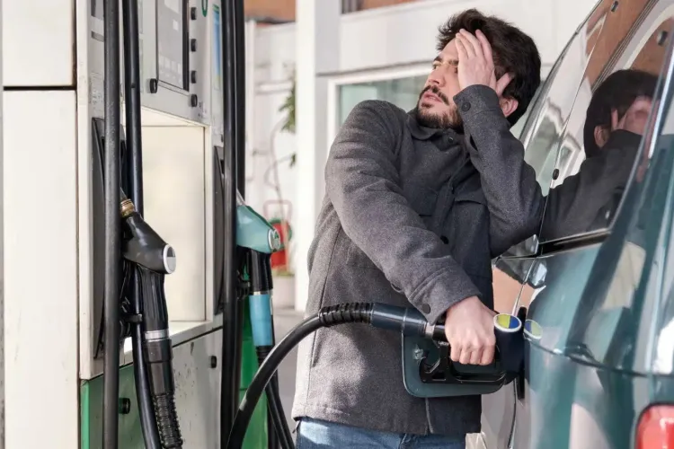 Prețurile la pompă explodează în România: Litrul de motorină trece de 8 lei, iar noi plătim mai mult decât suedezii, deși salariile sunt mult mai mici