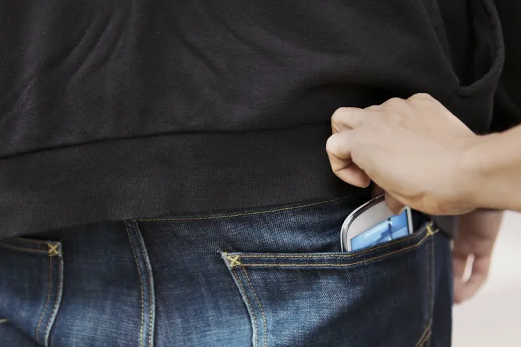 Comportament șocant al unor tineri din Cluj în autobuz: Au intimidat pasagerii și au jefuit un băiat în plină zi