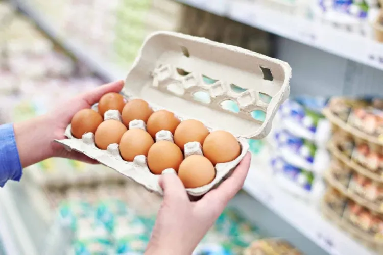 Rafturi goale la ouă în Cluj! Cumpărătorii sunt îngrijorați și nu înțeleg unde au dispărut toate produsele de bază