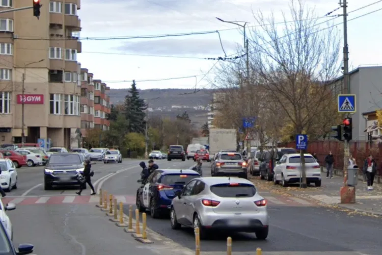 Pietonii din Cluj în pericol! O trecere de pietoni este ocupată constant de mașini, oamenii sunt nevoiți să ocolească zeci de metri