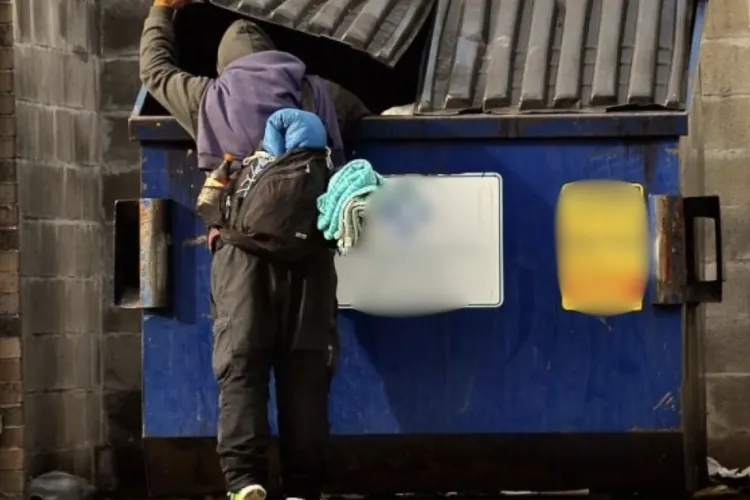 Coșmar în spatele unui bloc din Cluj! Locuitorii din zonă reclamă persoane fără adăpost care dorm printre tomberoane și lasă mizerie