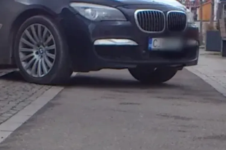 O pistă de biciclete din Cluj-Napoca s-a transformat în parcare. Șoferii îi pun în pericol pe bicicliști